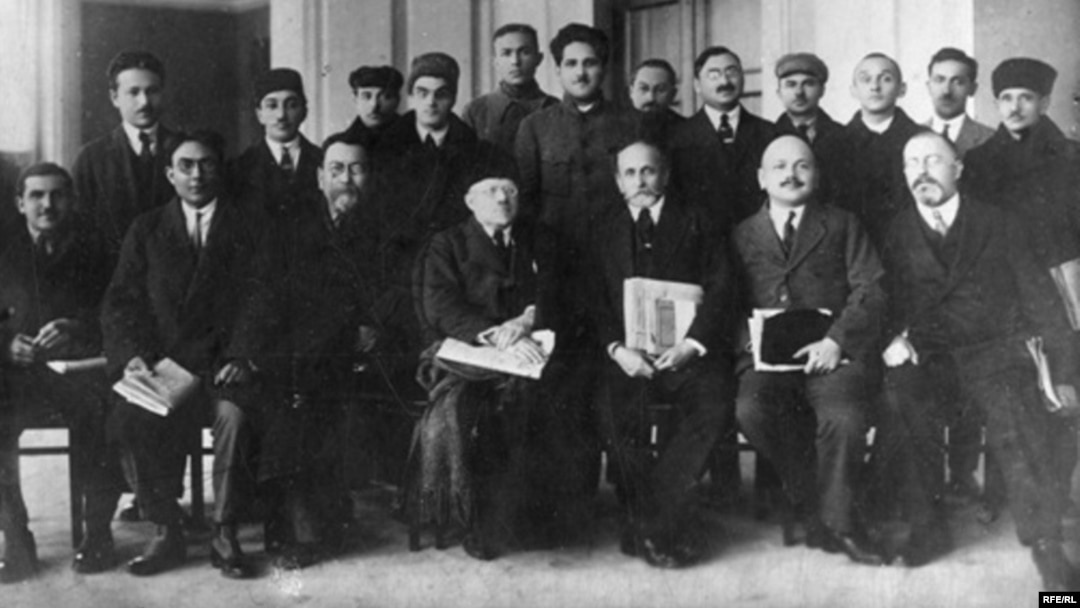 Қыздар еңкейіп, трусиларын жарқыратып жіберді. Орыс порно онлайн балағат сөздермен