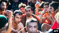 Migrantët protestues me gojën e qepur