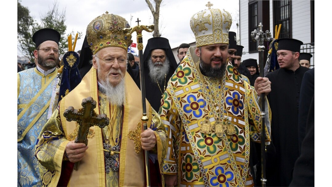 Ekumenski patrijarh Vartolomej I (lijevo) i mitropolit Epifanije nakon liturgije u pravoslavnom hramu svetog Đorđa u Istanbulu 6. januara 2019. godine.