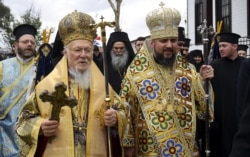 Ekumenski patrijarh Vartolomej I (lijevo) i mitropolit Epifanije nakon liturgije u pravoslavnom hramu svetog Đorđa u Istanbulu 6. januara 2019. godine.