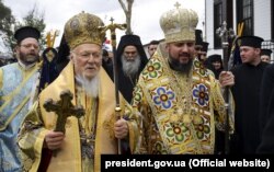 Вселенський патріарх Варфоломій (ліворуч) і глава Православної церкви України (ПЦУ) митрополит Епіфаній. Стамбул, 6 січня 2019 року