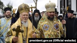 Вселенський патріарх Варфоломій (ліворуч) і глава Православної церкви України (ПЦУ) митрополит Епіфаній. Стамбул, 6 січня 2019 року