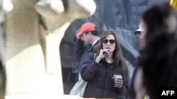 Америкалық киножұлдыз Анжелина Жолидің режиссерлік тырнақалды фильмін түсіру сәтінен көрініс. Будапешт, 13 қазан 2010 жыл.