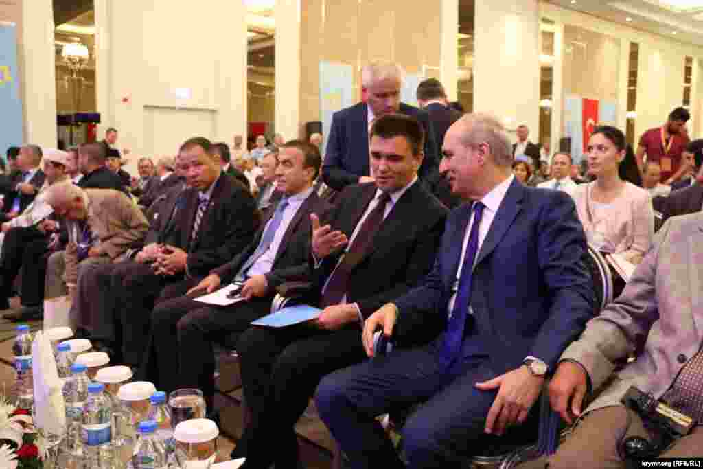 Среди гостей конгресса глава МИД Украины Павел Климкин и вице-премьер министр Турции Нуман Куртулмуш