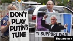 Protestatari la Lincoln Center în cadrul campaniei: «New York Boycotts Spivakov!». New York, mai 2014