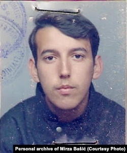 Mirza Bašić iz Bratunca,na fotografiji snimljenoj 1995. godine, rat proveo u ratnoj Srebrenici