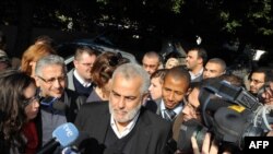 Лидер Партии справедливости и развития в окружении журналистов