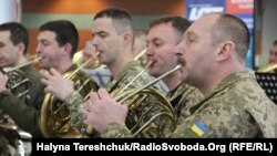 В аеропорту Львова зіграв зведений оркестр із 80 військових музикантів
