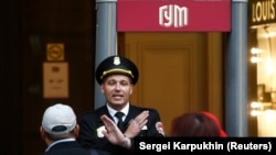 A security guard blocks the entrance to the GUM shopping center in central Moscow on September 14 after a bomb threat was phoned in.