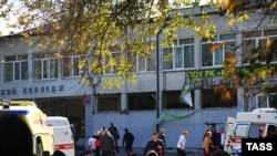 У здания Керченского политехнического колледжа, где произошел взрыв. 17 октября 2018 года