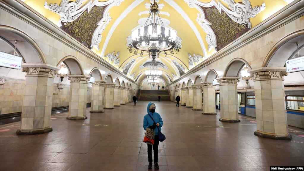 Опустевшая станция метро "Комсомольская" в Москве