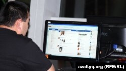Алматыдағы интернет-клубтардың бірінде Facebook әлеуметтік желісін қарап отырған адам. (Көрнекі сурет)