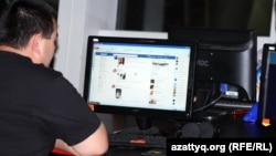 Интернет клубта әлеуметтік желіні қарап отырған адамдар. Алматы, 2 мамыр 2012 жыл.