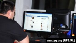 Интернет клубта Facebook желісін қарап отырған адам. Алматы, 2 мамыр 2012 жыл. (Көрнекі сурет)