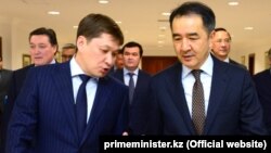 Қазақстан премьер-министрі Бақытжан Сағынтаев (оң жақта) пен Қырғызстан премьер-министрі Сапар Исаков. Астана, 18 қазан 2017 жыл.