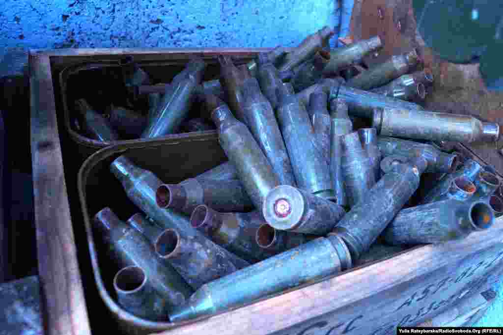 Гільзи від патронів, зібрані військовими в зоні бойових дій на Донбасі