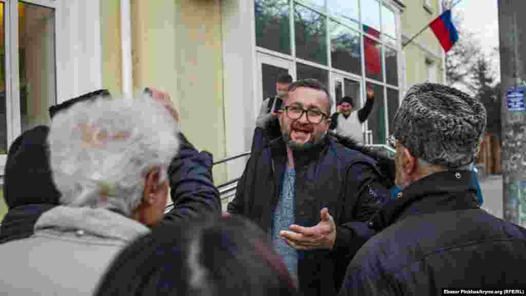 Nariman Celâl (ortada) &laquo;Veciye Kaşka davasınıñ&raquo; mabüslerine faal qoltutqan edi. Fotoresimde Aqmescitteki Rusiye binası ögünde tura, 2019 senesi yanvarniñ 24-ü 