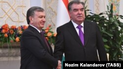 Өзбекстан президенті Шавкат Мирзияев (сол жақта) пенТәжікстан президенті Эмомали Рахмон. Душанбе, 9 наурыз 2018 жыл