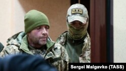 یکی از نیروهای دریایی اوکراین در حال داخل شدن در محکمه سیمفروپول کریمیا