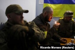 Українські бійці у підвалі, який використовується як командний пункт у селі Руська Лозова на Харківщині після звільнення його від російських військових, 15 травня 2022 року