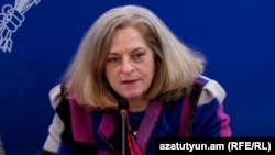 Armenia - Alina Romanowski, the State Department coordinator for U.S. assistance to the former Soviet Union, at a news conference in Yerevan, 18Nov2015. 