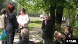 Председатель движения «Поколение» Ирина Савостина (справа) и несколько пенсионеров. 1 мая 2009 года.