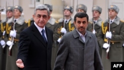 Armenia -- Armenian President Serzh Sarkisian (L) and his Iranian counterpart Mahmud Ahmadinejad review an honor guard before their meeting in Yerevan, 23Dec2011