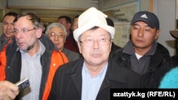 Қырғызстан премьер-министрі Жантөре Сатыпалдиев Құмтөр алтын кенішіне келді. 1 қазан 2012 жыл.