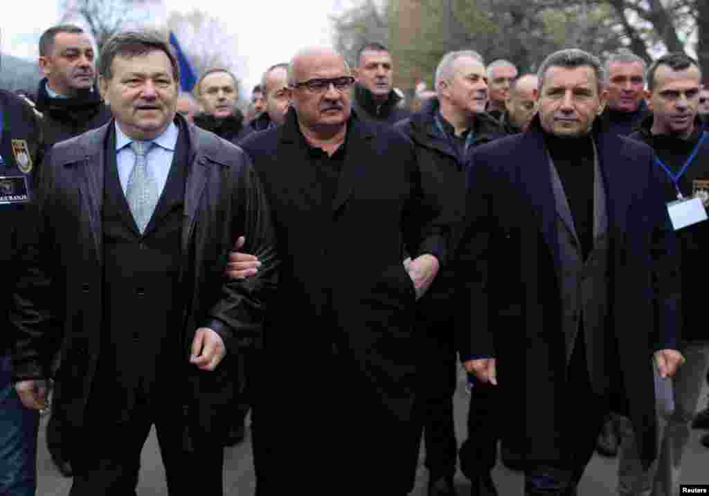 Bivši generali Mladen Markač (L), Ivan Čermak (C) and Ante Gotovina (D, Vukovar, 18. novembar 2013. Foto: Reuters / Antonio Bronić 