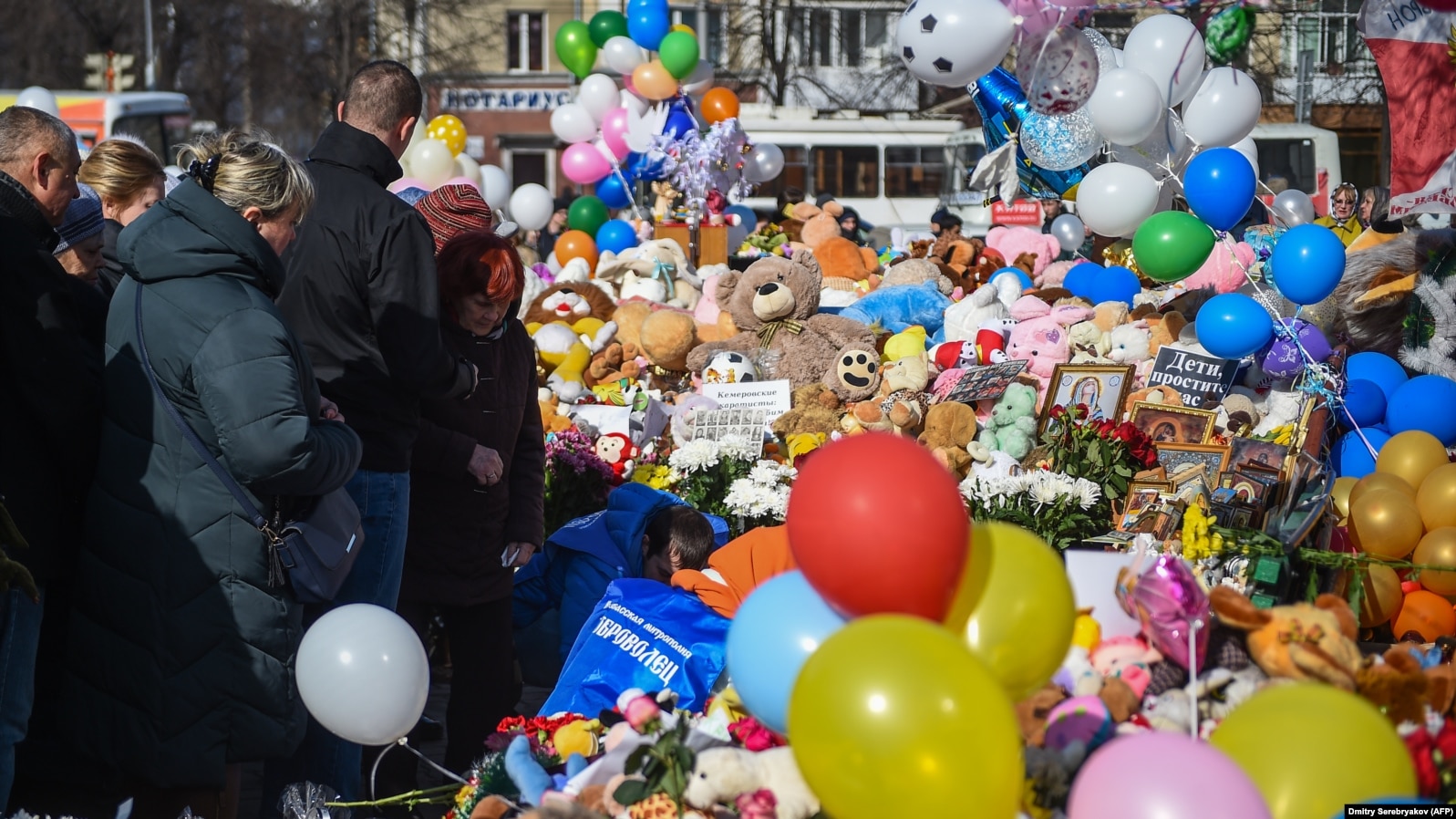 Кемерово, народный мемориал погибшим при пожаре в ТРЦ "Зимняя вишня"