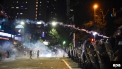 پولیس برای پراکنده ساختن معترضان از گاز اشک آور استفاده کرد.