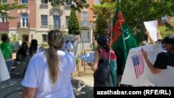 Акция протеста перед посольством Туркменистана в Вашингтоне, 29 июля, 2020.