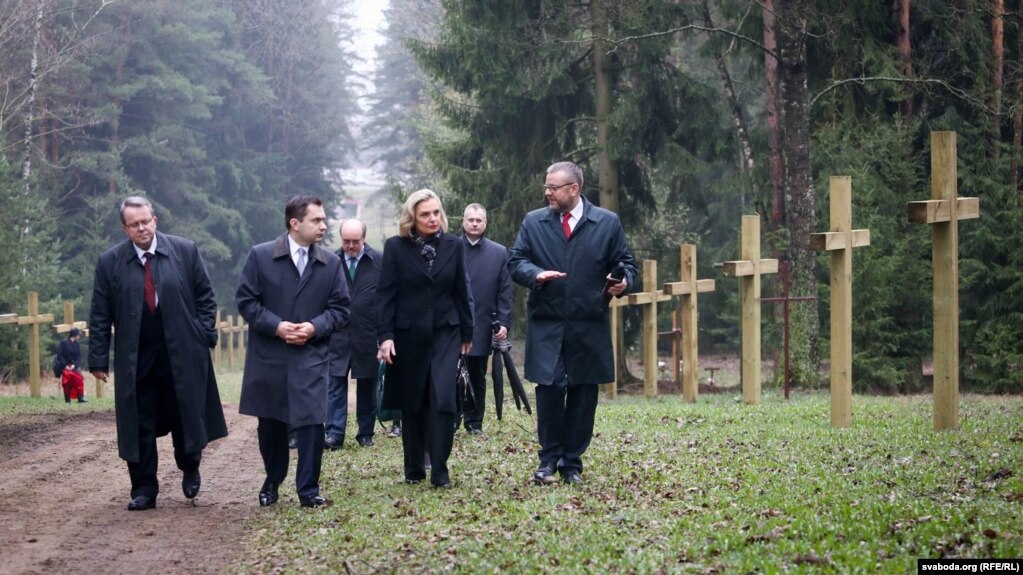 9 красавіка 2016 году Курапаты наведала Анна-Марыя Андэрс, упаўнаважаная па пытаньнях міжнароднага дыялёгу канцылярыі старшыні Рады Міністраў Рэспублікі Польшча. Анна Марыя Андэрс — дачка генэрала Польскай Арміі Ўладзіслава Андэрса, які ўдзельнічаў у верасьнёвай кампаніі 1939 году, а раней камандаваў Наваградзкай кавалерыйскай брыгадай і гарнізонам у Баранавічах. Пасьля ўводу савецкіх войскаў на тэрыторыю Польшчы 17 верасьня 1939 году генэрал Андэрс быў арыштаваны, 22 месяцы прабыў у турмах НКВД у Львове й Маскве. Анна Марыя Андэрс усклала кветкі да магілаў ахвяраў сталінскіх рэпрэсій у Курапатах