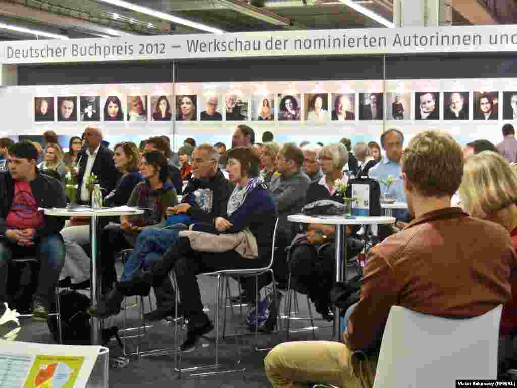 Scriitorii nominalizați pentru Premiul Cărții Germane și-au prezentat romanele &icirc;n fața unei săli pline...
