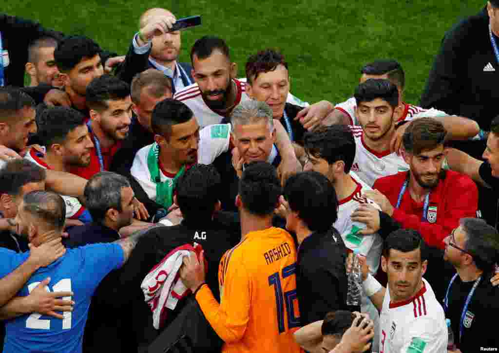 کارلوس کی&zwnj;روش سرمربی تیم ایران، در حلقه بازیکنانش پس از پیروزی در مقابل مراکش