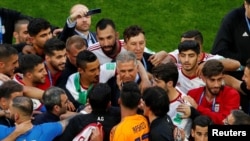کارلوس کی‌روش، مربی تیم ایران در میان تیم