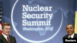 Администрация Обамы обнадежена "первой победой" вашингтонского саммита (Виктор Янукович и Барак Обама, Вашингтон, 12 апреля 2010 года).