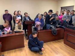 Алимжан Избасаров сидит на полу в зале суда в знак протеста против его дела. Нур-Султан, 4 мая 2019 года.