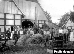 Prizonieri francezi la muncă într-o fermă din Germania