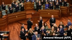 Aplauz u Skupštini Kosova nakon usvajanja zakona