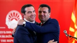 Dogovor o promeni imena države, koji su postigli nekadašnji premijer Grčke Aleksis Cipras (Alexis Tsipras) i donedavni makedonski premijer Zoran Zaev, označio je kraj višegodišnje blokade u kojoj se Skoplje nalazilo. Na slici, dvojica bivših premijera posle pres konferencije u Skoplju, 2. aprila 2019.