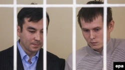 Російські військові Євген Єрофеєв (ліворуч) та Олександр Александров під час засідання суду у Києві. 29 вересня 2015 року