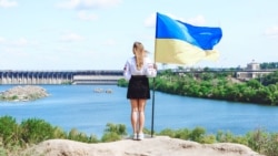 Вигляд із острова Хортиця на греблю Дніпровської ГЕС