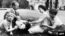 Kraljica Elizabeth II i princ Philip sa troje sjece ispred in Balmoral rezidencije 1960. godine