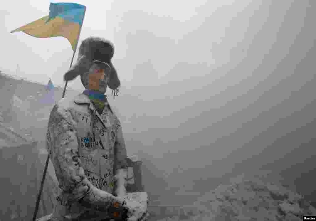 Киевтегі "Еуромайдан" шерулері кезінде наразылар Тәуелсіздік алаңына алып шыққан "Путин". 11 желтоқсан 2013 жыл. 