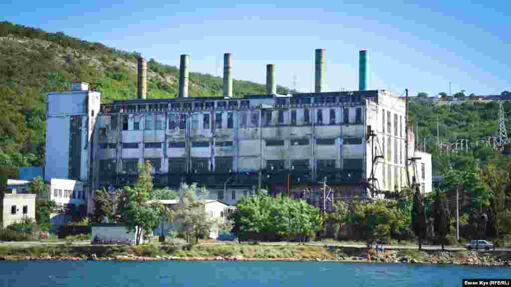 Построенная в 1958 году Севастопольская ТЭЦ раньше снабжала электричеством полгорода. Сейчас ТЭЦ подает тепло в многоквартирные дома Корабельной стороны Севастополя