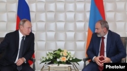 Armenia -- Armenian Prime Minister Nikol Pashinian (R) and Russian President Vladimir Putin meet in Yerevan, October 1, 2019.