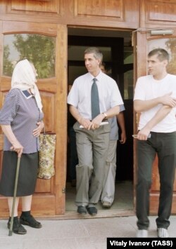 1 июля 2003 года. Вышедшего по амнистии Анатолия Быкова встречают у здания суда в Красноярске. Фото: ТАСС