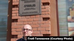 Глеб Голованов возле доходного дома своего прапрадеда Георгия Голованова