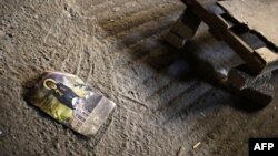 Египеттегі копт шіркеуінде жерде жатқан діни мазмұндағы күнтізбе. (Көрнекі сурет.)